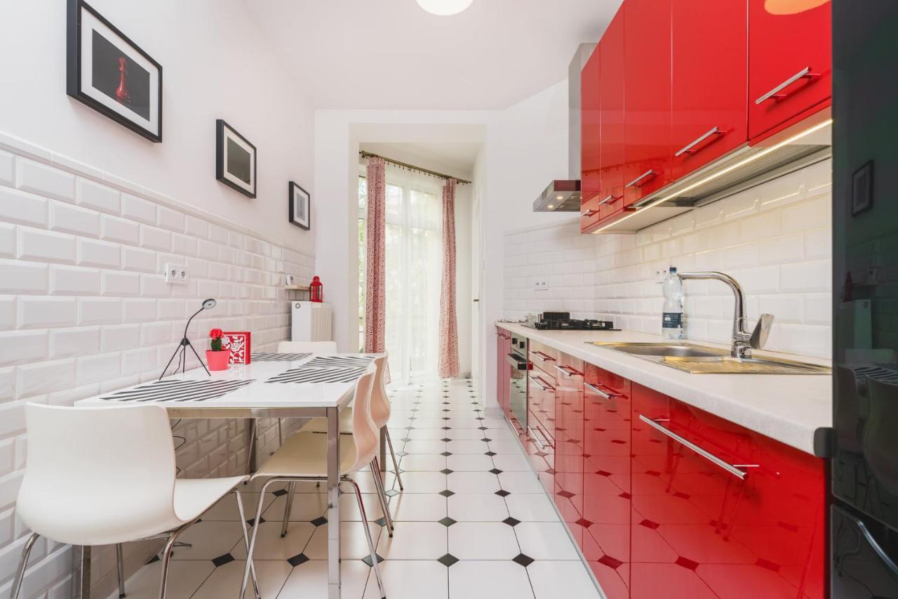 Modern Urban Escape - Old Town Apartment - By Upstairs Krakow Exterior photo